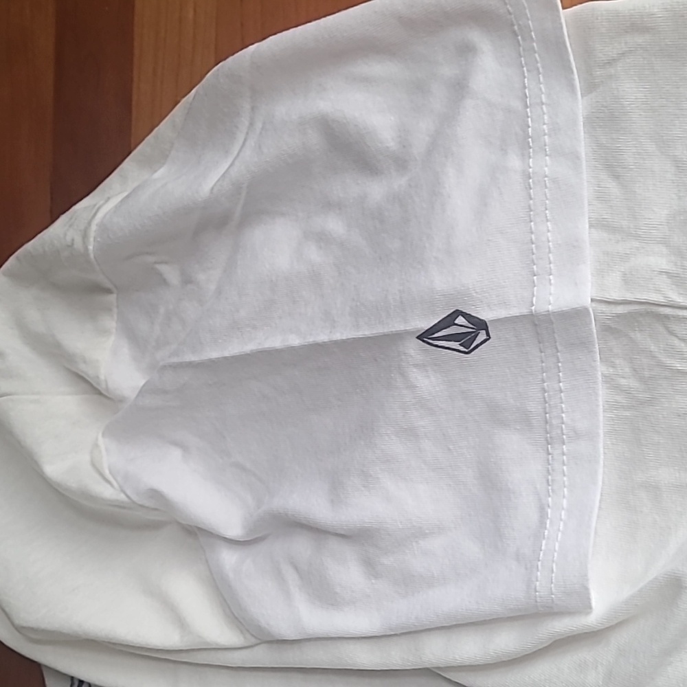NWOT Volcom Basic Tee - Size M - Picture 4 of 4